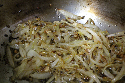 玉ねぎの千切りとしょうがのみじん切りを中火でサッと炒めます。